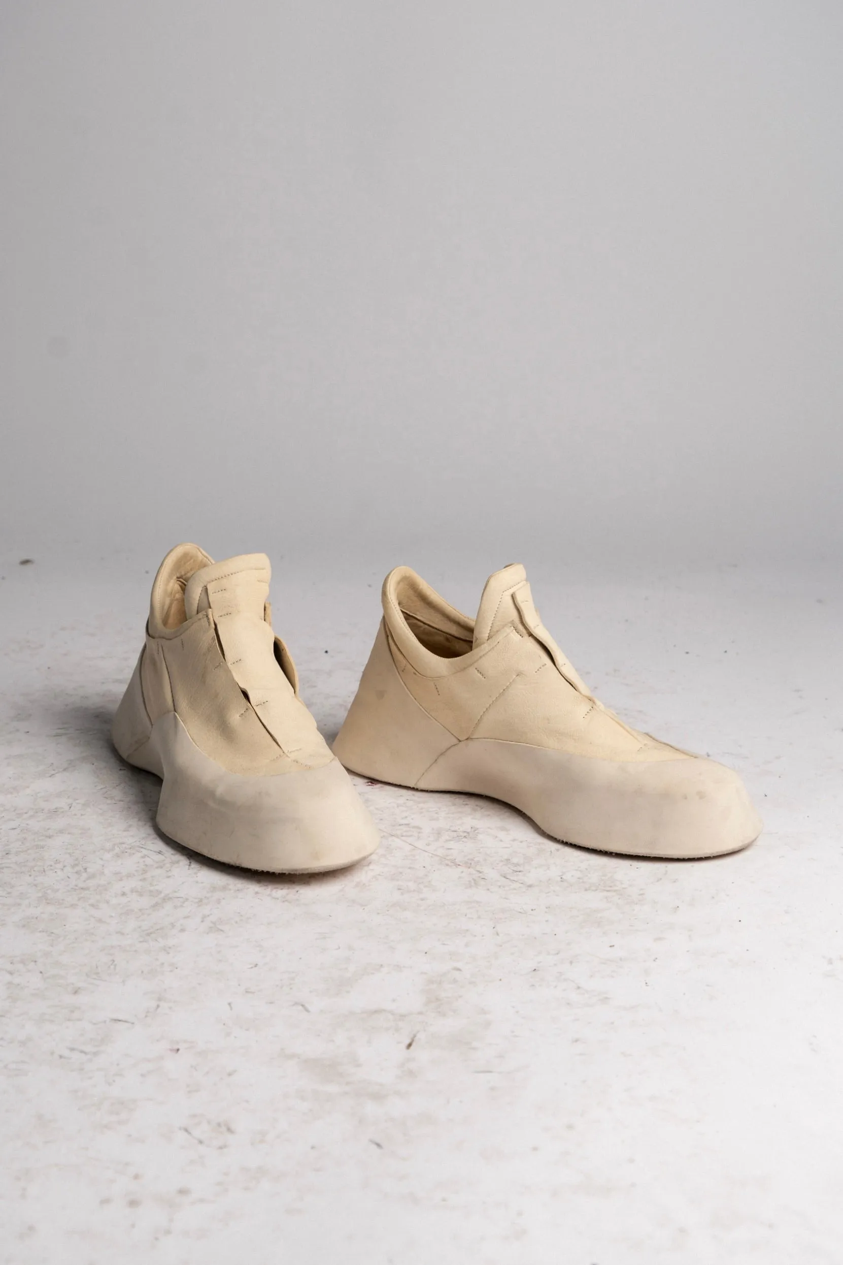DISTORTION FEATHERWEIGHT LOW TOP SNEAKER