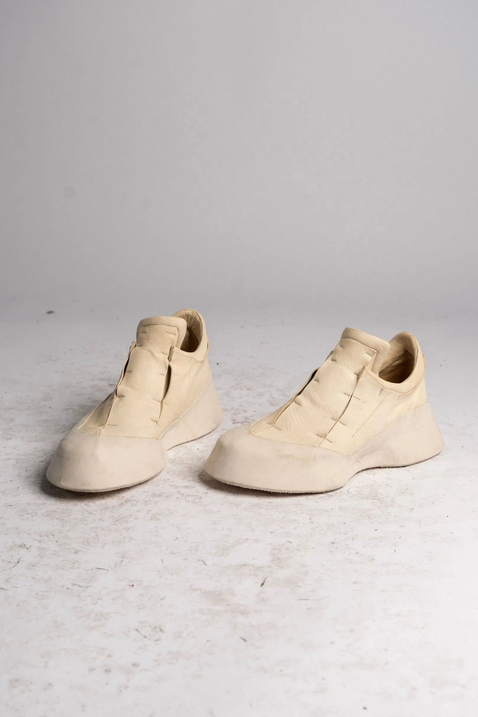 DISTORTION FEATHERWEIGHT LOW TOP SNEAKER