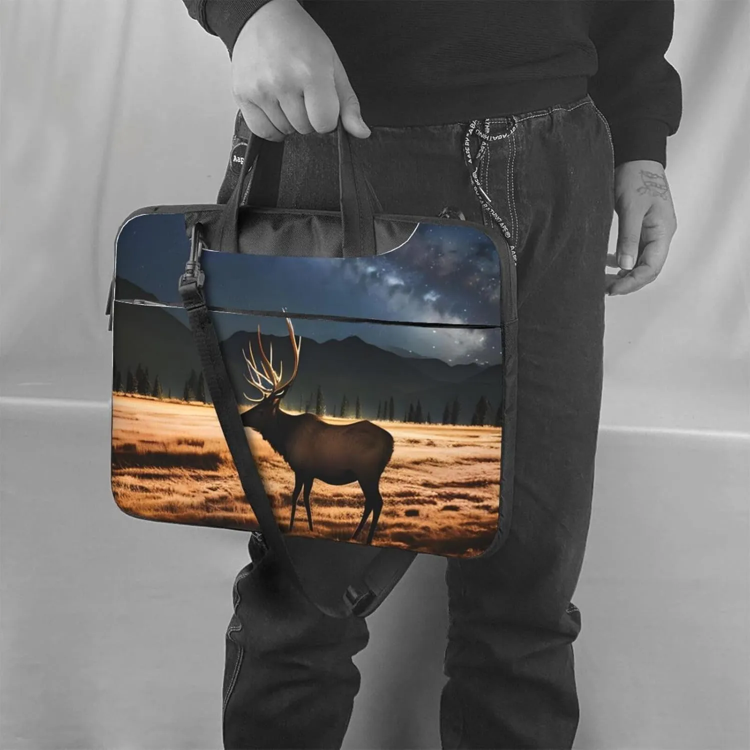 Elk in the meadow Ultra-thin portable shoulder laptop bag Stylish and Protective Shockproof soft lining