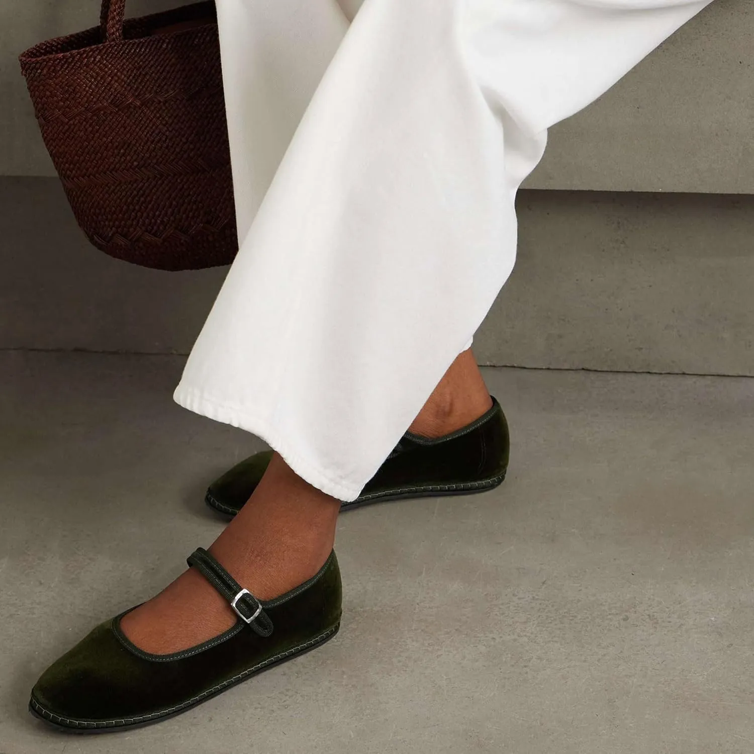 Velvet Ballet Flats for Women with Buckle Strap Comfortable Suede Closed Toe Slip On Mary Jane Flats Casual Comfortable Ballerina Shoes